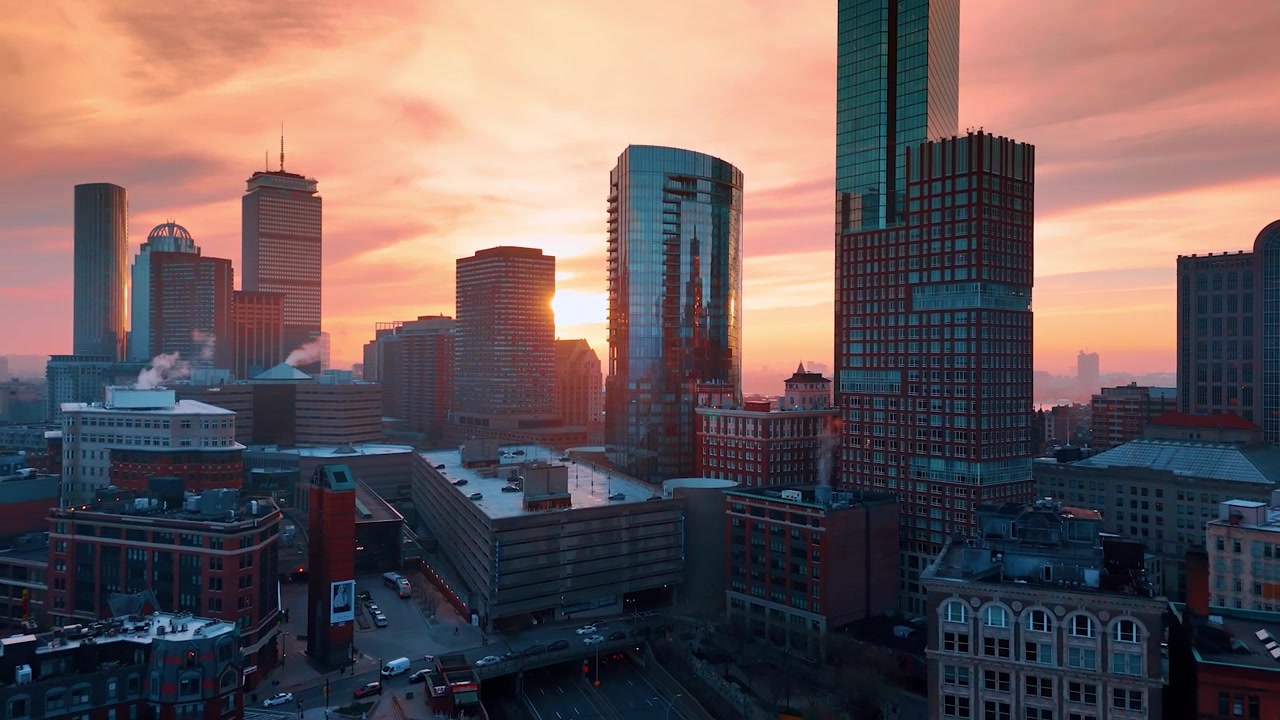 Incredibili moderni edifici a torre di Boston sullo sfondo di un cielo rosa. Paesaggio urbano della città al tramonto. Veduta aerea