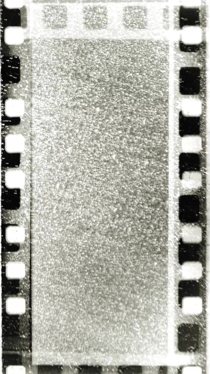 Striscia di pellicola rovinata con zoom su fotogramma granuloso