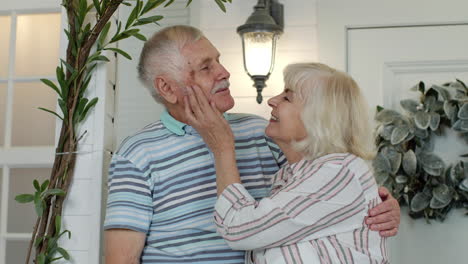 Pareja-De-Ancianos,-Marido-Y-Mujer,-Abrazándose-Y-Besándose-En-El-Porche-De-Casa.-Familia-Madura-Feliz