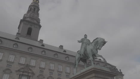 estatua de un hombre a caballo en copenhague