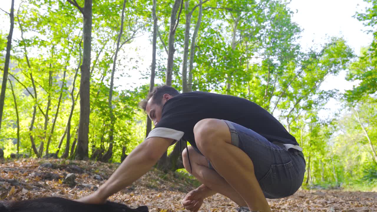 un joven que ama a los perros.