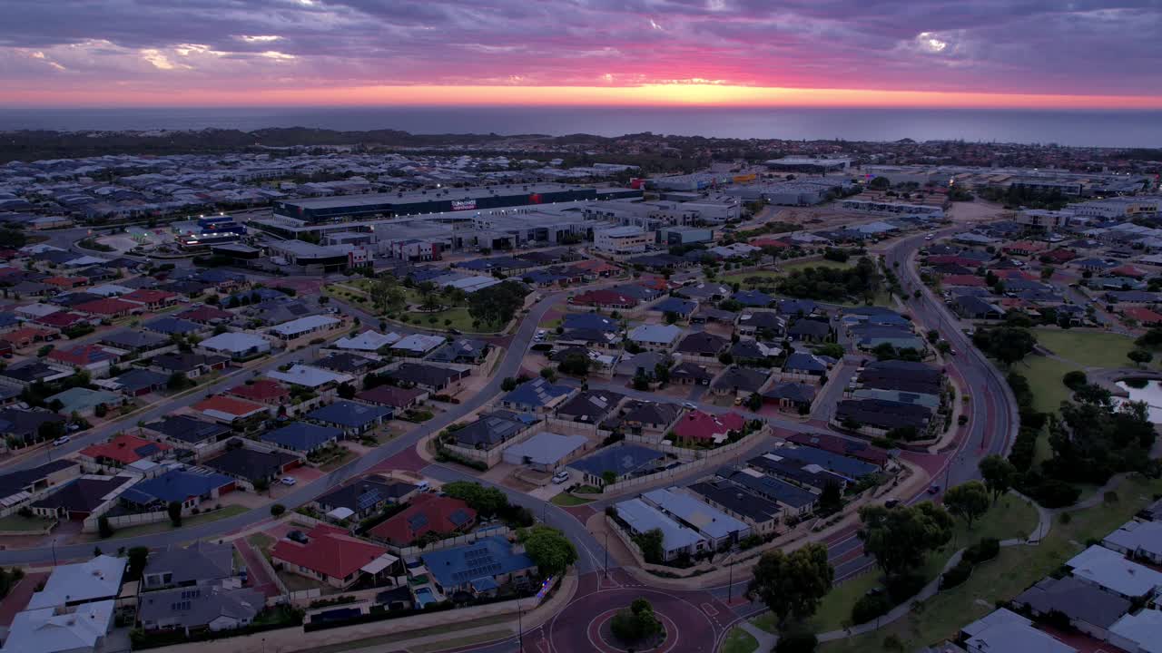 timelapse aéreo de la puesta de sol sobre el suburbio de clarkson y el océano en perth, australia occidental