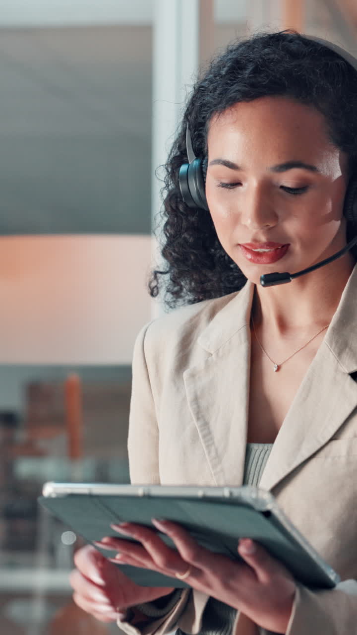 Jovem usando headset e tablet para atendimento ao cliente