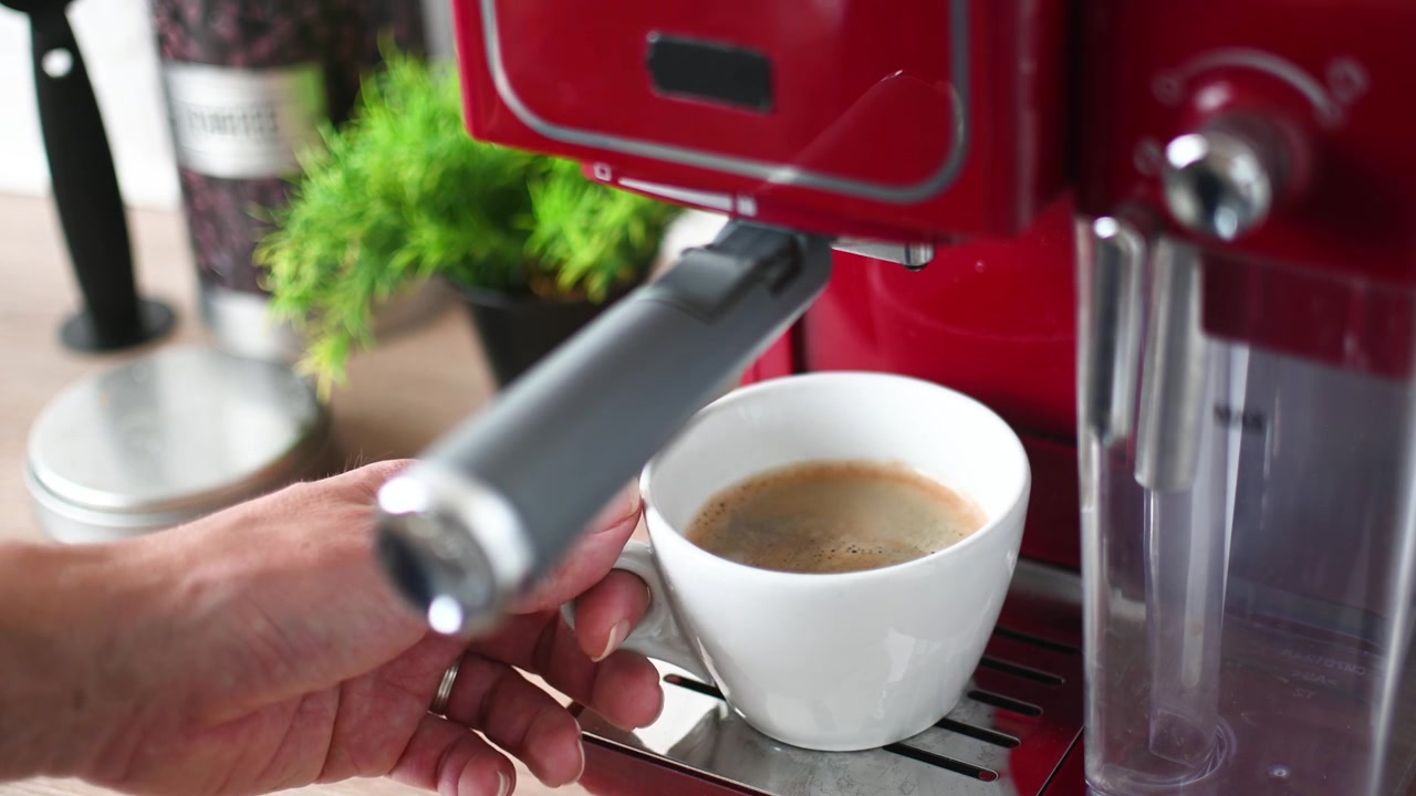 Tangan Mengambil Cangkir Espresso dari Mesin Kopi