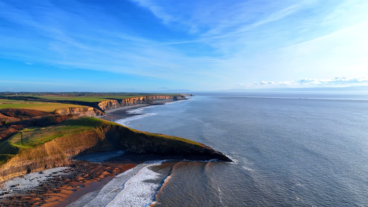 Ampia vista aerea della costa di Heritage Coast. Vista estesa della costa con scogliere, campi verdi e l'orizzonte lontano sul Canale di Bristol