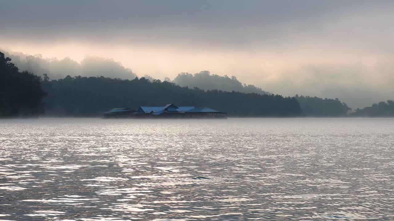 먼 산과 구조물과 함께 안개가 가득한 강
