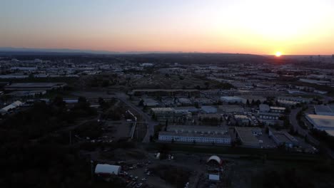 Impresionantes-Vistas-Aéreas-Del-Sector-Industrial-De-Calgary-Durante-La-Hora-Dorada