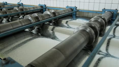 máquina de formación de láminas metálicas en la fábrica moderna de metalurgia.
