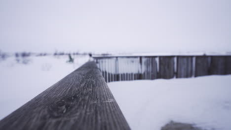 Gegründeter-Gefrorener-Holzzaun-In-Der-Schneeweißen-Sturmlandschaft-Des-Winters