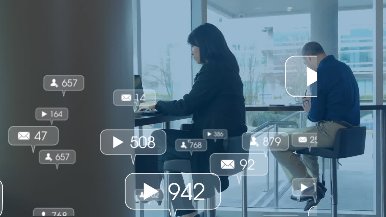 animación de la red de iconos de las redes sociales sobre personas de negocios que trabajan en la oficina.
