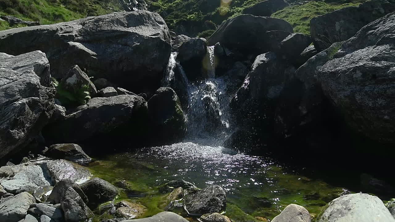 작은 호수 에 흘러 들어가는 느린 움직임 의 작은 폭포