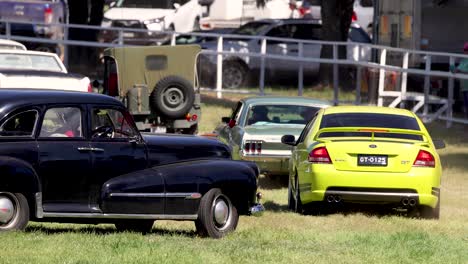 y coches modernos estacionados en un campo clásico