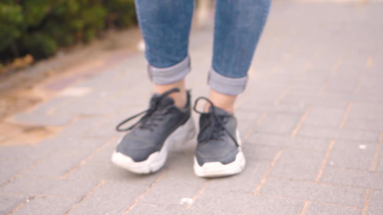 개 와 함께 공원 에서  ⁇ 고 있는 소녀 - 다리 가 가 ⁇ 다