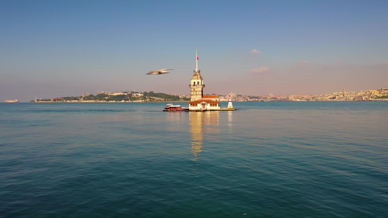 torre de la doncella también conocida como torre de leandro vista aérea desde estambul.