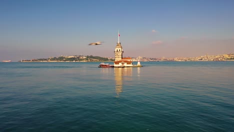torre de la doncella también conocida como torre de leandro vista aérea desde estambul.