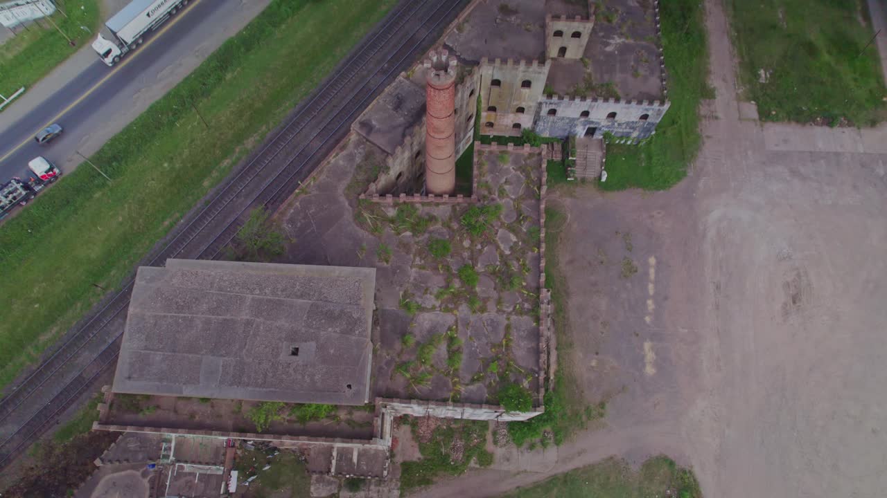 아르헨티나 카누엘라스 (canuelas) 에 있는 버려진 공장의 위쪽을 보여주는 사진.