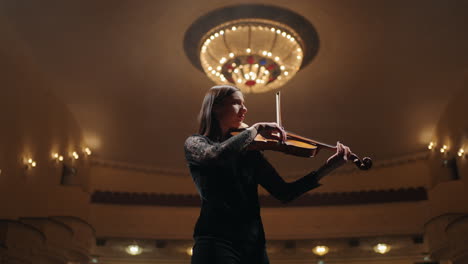 Professionelle-Geigerin-Spielt-Geige-Auf-Der-Bühne-Des-Opernhauses-Porträt-Der-Solistin-In-Der-Philharmonie