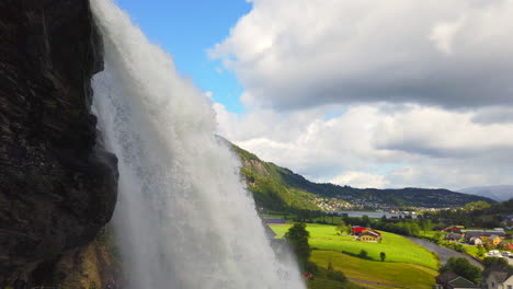 espectacular cascada steinsdalsfossen steine, noruega inclinar hacia arriba 3 prorezhq 4k