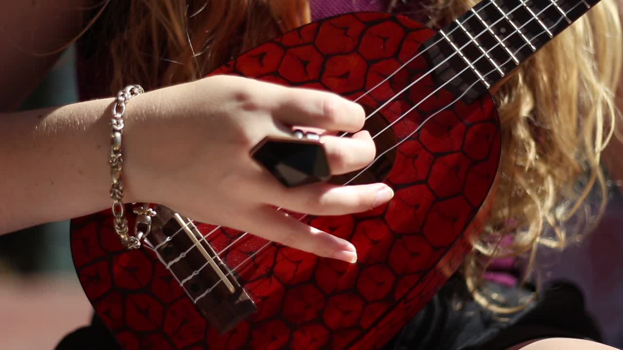 se tocan las cuerdas del ukelele