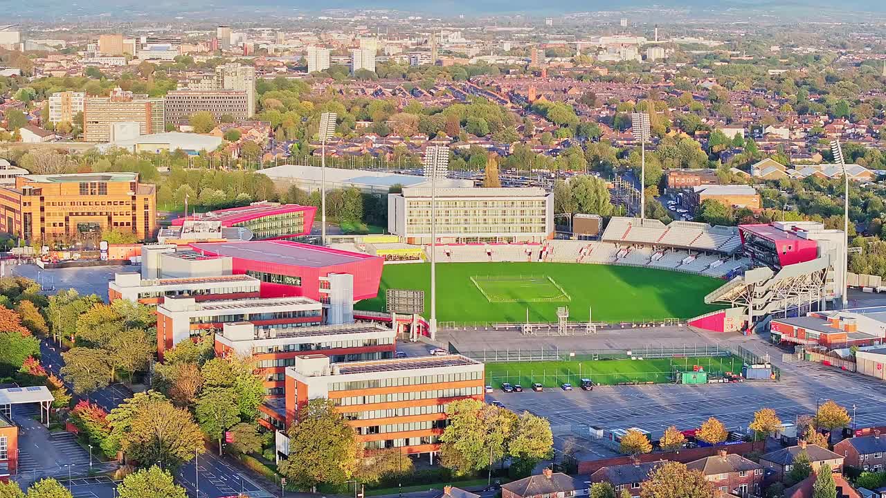 vista aérea del antiguo campo de cricket de trafford de los clubes de cricket del condado de lancashire en el atardecer dorado