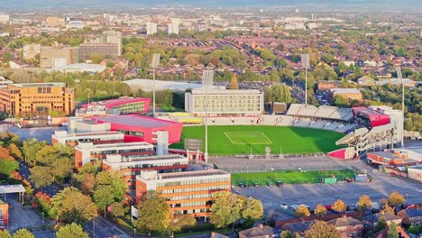 Luftaufnahme-Des-Old-Trafford-Cricket-Ground-Der-Lancashire-County-Cricket-Clubs-Bei-Goldenem-Sonnenuntergang