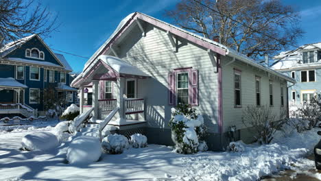 Linda-Casa-De-Campo-De-Bungalows-En-Colores-Pastel-En-La-Nieve-De-Invierno-En-EE.-UU.