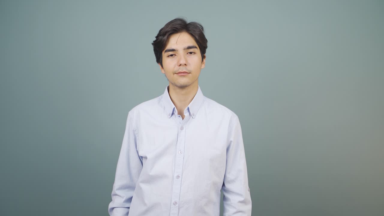 카메라를 향해 눈을  ⁇ 박이는 남자