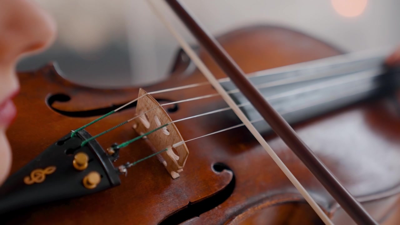 Primo piano di un violinista che suona un brano classico