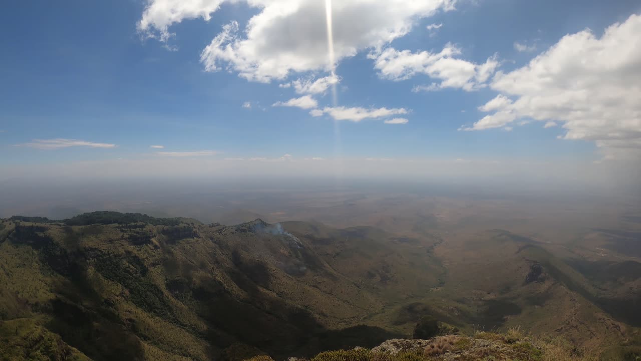 vista de 360 grados de las montañas en la región de karamajong en el este de uganda mirando hacia kenia