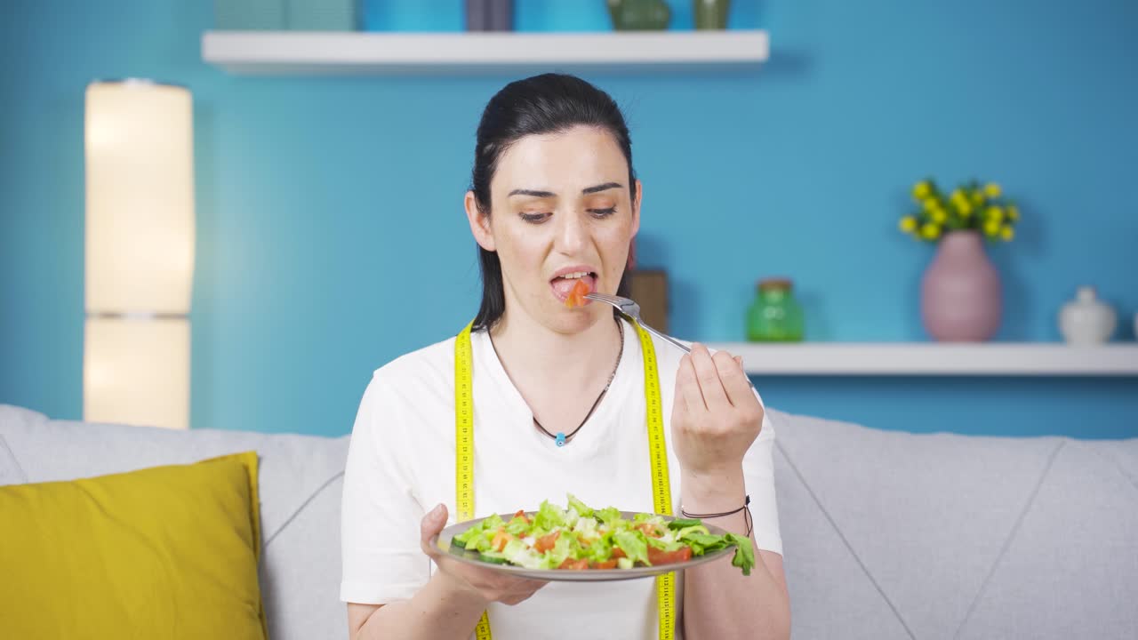 다이어트에 어려움을 겪는 사람은 거의 먹지 않고 불행합니다.