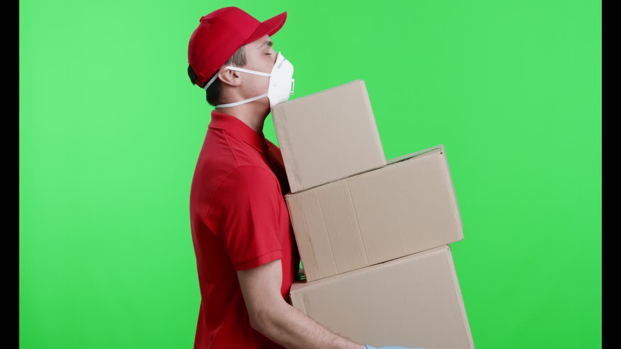 доставщик с пакетами