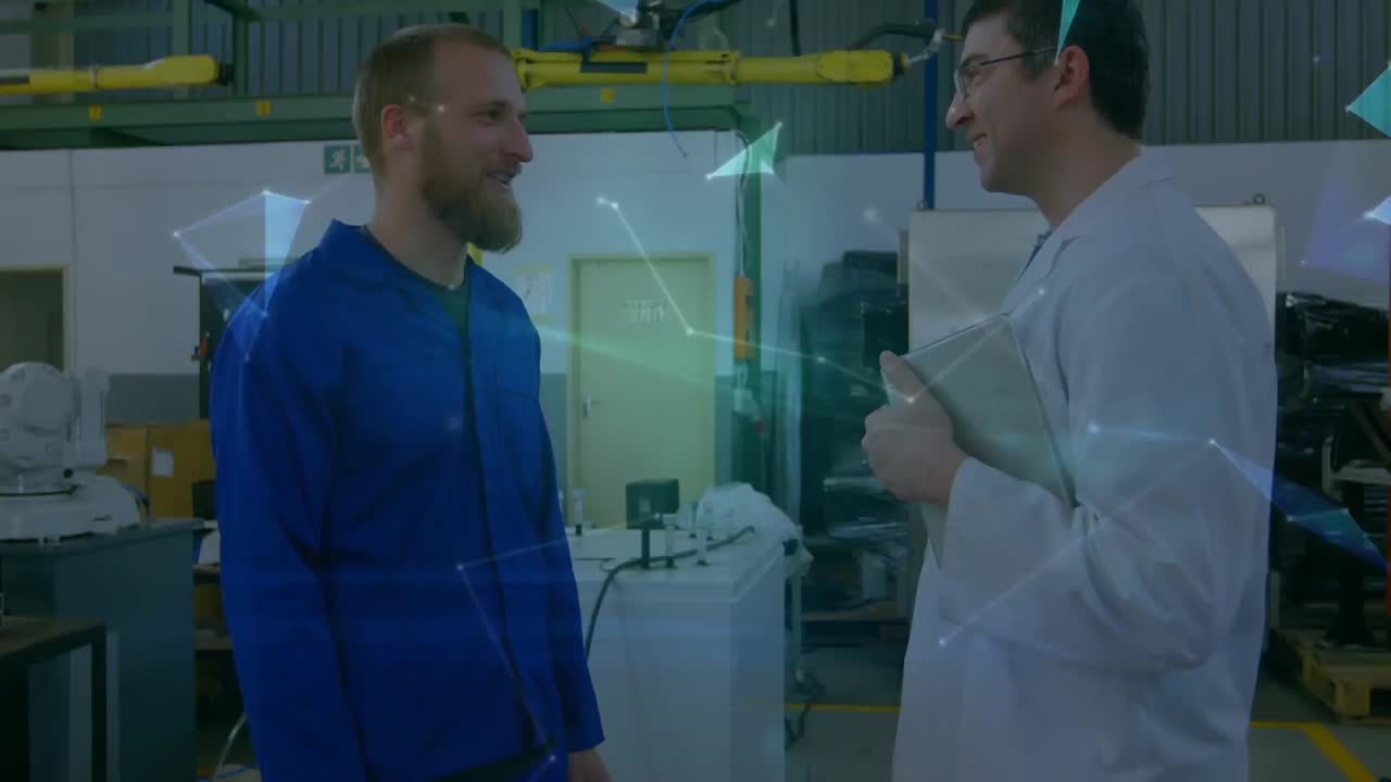 animación de formas digitales y guante sobre hombres caucásicos hablando en el laboratorio de computación