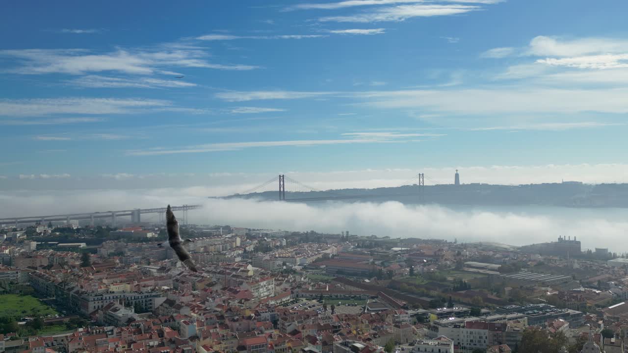vista aérea del río tajo cubierto de niebla, con la icónica estatua de cristo el redentor en el fondo, creando una escena mística y atmosférica