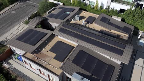 mansión de encino hills con un extenso sistema de paneles solares en el techo - órbita aérea