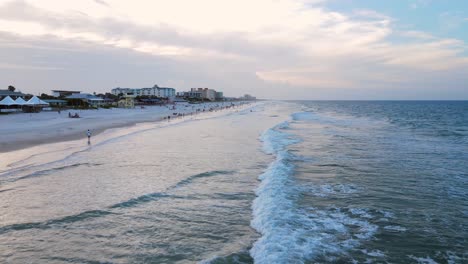 Ausgezeichnete-Luftaufnahme,-Die-Sich-Bei-Sonnenuntergang-Auf-Menschen-Am-New-Smyrna-Beach,-Florida,-Zubewegt