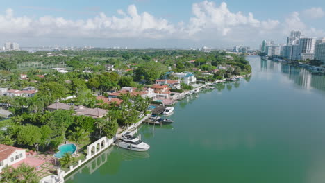 Luftaufnahme-Eines-Luxuriösen-Stadtbezirks-Mit-Prächtigen-Residenzen-Entlang-Der-Wasseroberfläche.-Tropisches-Gebiet-Mit-Grüner-Vegetation-Und-Palmen.-Miami,-USA