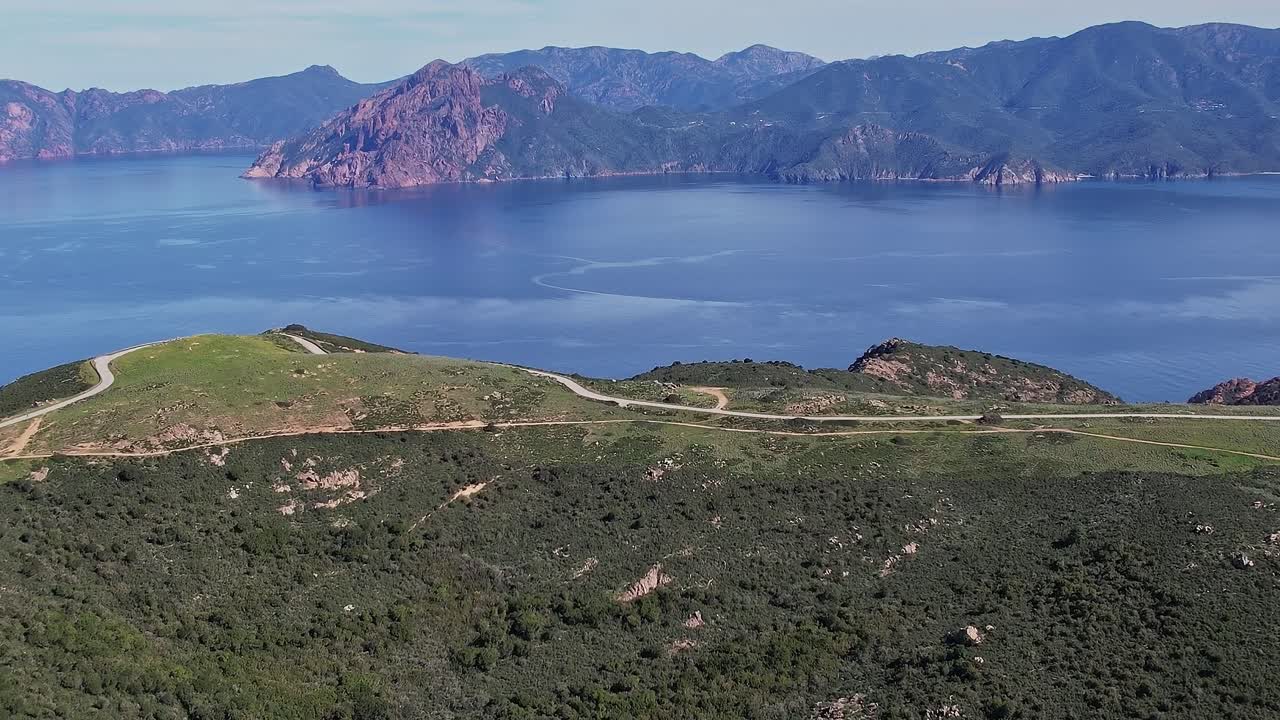 Esplorando la costa e le colline della Corsica vicino all'acqua