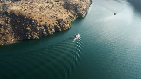 Vista-Aérea-Del-Ferry-Navegando-En-El-Río-éufrates-En-Halfeti,-Sanliurfa,-Turquía