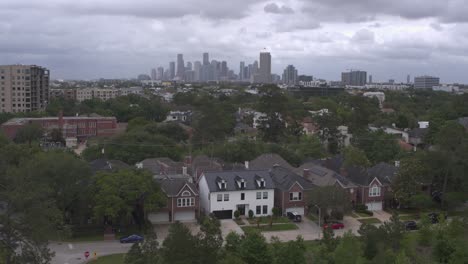 vista de drones del centro de houston desde el parque memorial
