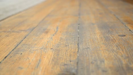 cerca de un piso de madera
