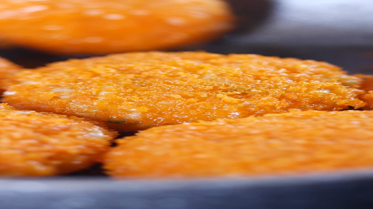 albóndigas panadas fritas en una sartén