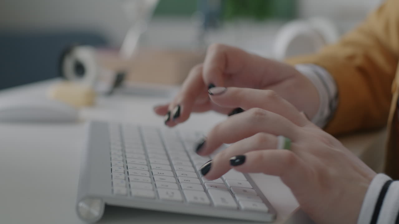mujer escribiendo en un teclado