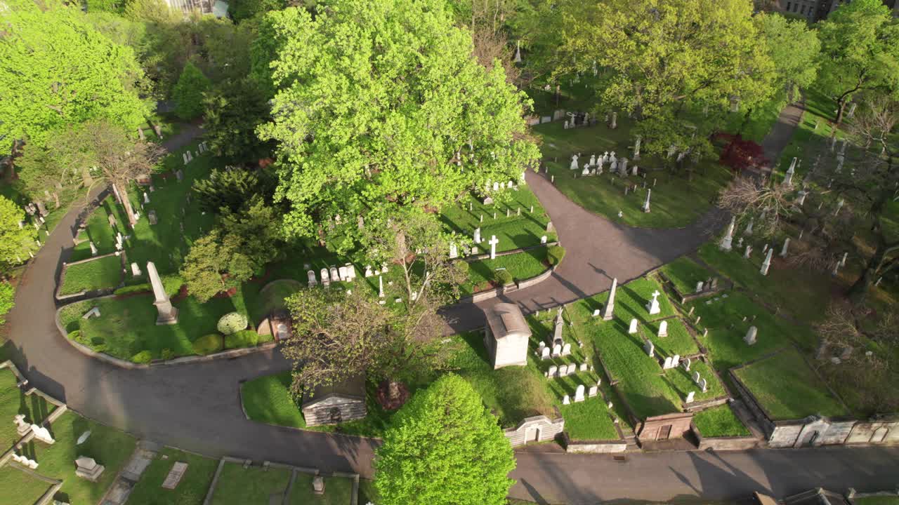 Lapidi, monumenti commemorativi e tombe in un bellissimo cimitero giardino