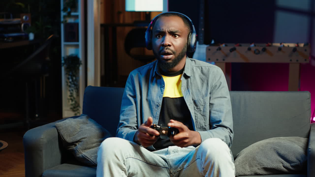 giocatore infuriato dopo aver ricevuto il game over, frustrato da compagni di squadra che non aiutano