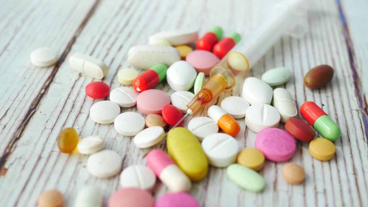 다양한 약물과 주사기