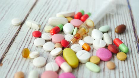 medicamentos variados y jeringas