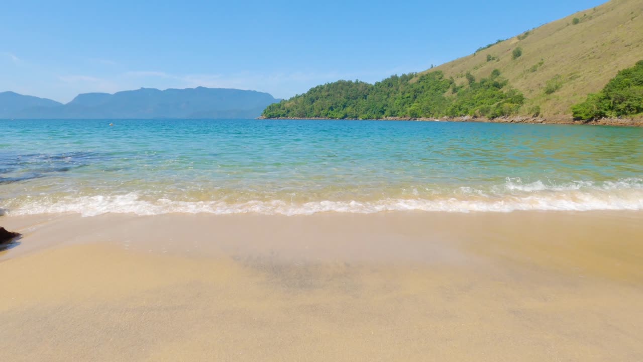 Vidéo de stock Premium - Belle plage de sororoca à angra dos reis