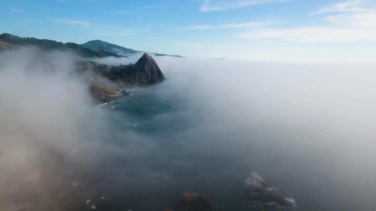 공중: 오리건 해안선의 산을 향해 안개가 가득한 하루를 밀고 나갑니다.