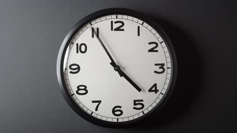 esfera del reloj círculo completo 12 horas en fondo gris oscuro en el lapso de tiempo
