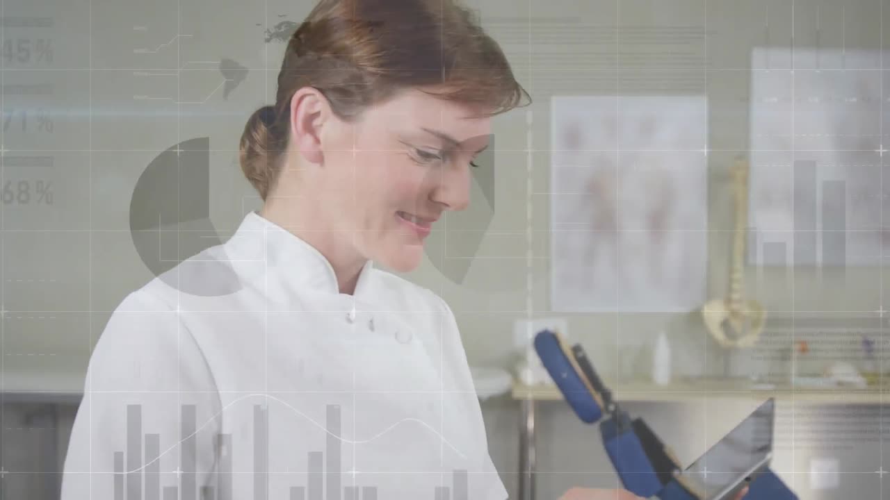animación del procesamiento de datos estadísticos sobre una doctora caucásica que usa una tableta en el hospital